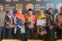 Wakil Bupati Pasuruan Shobih Asrori menerima Piagam dan Piala UHC Award 2026 di JIExpo Kemayoran, Jakarta Pusat, Selasa (27/1/2026). (Foto Dok Ho/Nul-RadarBangsa.co.id)