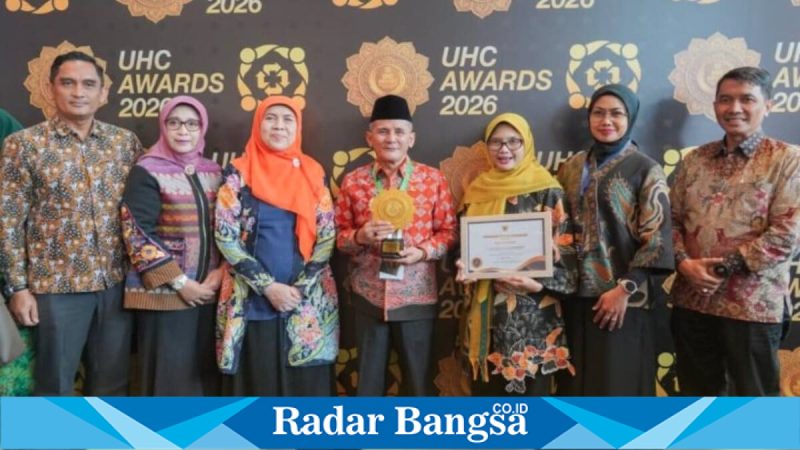 Wakil Bupati Pasuruan Shobih Asrori menerima Piagam dan Piala UHC Award 2026 di JIExpo Kemayoran, Jakarta Pusat, Selasa (27/1/2026). (Foto Dok Ho/Nul-RadarBangsa.co.id)