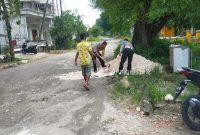 Kapolsek Laren AKP Witono Hariadi bersama anggota dan warga Desa Gampangsejati kerja bakti menutup jalan berlubang demi keselamatan pengguna jalan. Foto Dok Ho/RadarBangsa.co.id