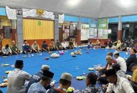Kapolsek Tikung AKP Anang Purwo Widodo bersama Forkopimcam dan warga saat doa bersama malam pergantian tahun di Balai Desa Tambakrigadung. Foto Dok Ho/RadarBangsa.co.id