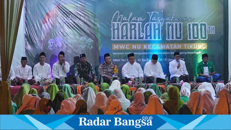 Kapolsek Tikung AKP Anang Purwo bersama pengurus MWC NU saat tasyakuran Harlah NU ke-100 di Tikung, Lamongan, Sabtu (31/1/2026). (Foto Dok Ho/nul-RadarBangsa.co.id)