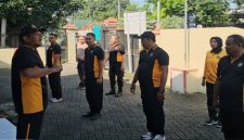 Kapolsek Tikung AKP Anang Purwo Widodo memimpin olahraga bersama anggota di halaman Mapolsek Tikung, Jumat (29/1/2026). (Foto Dok Ho/Nul-RadarBangsa.co.id)