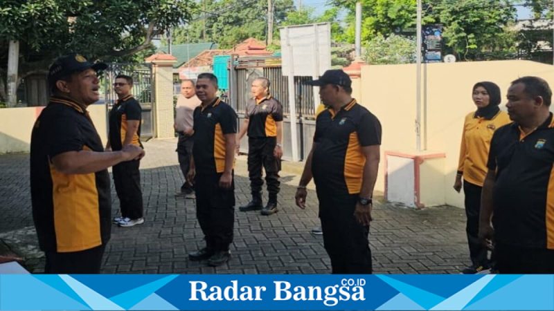 Kapolsek Tikung AKP Anang Purwo Widodo memimpin olahraga bersama anggota di halaman Mapolsek Tikung, Jumat (29/1/2026). (Foto Dok Ho/Nul-RadarBangsa.co.id)