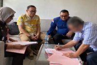 Proses penyerahan tersangka dan barang bukti kasus tipikor dana hibah GKE Petra Sintang di Kejari Sintang, Kamis (29/1/2026). (Foto Dok Ho/Ded-RadarBangsa.co.id)