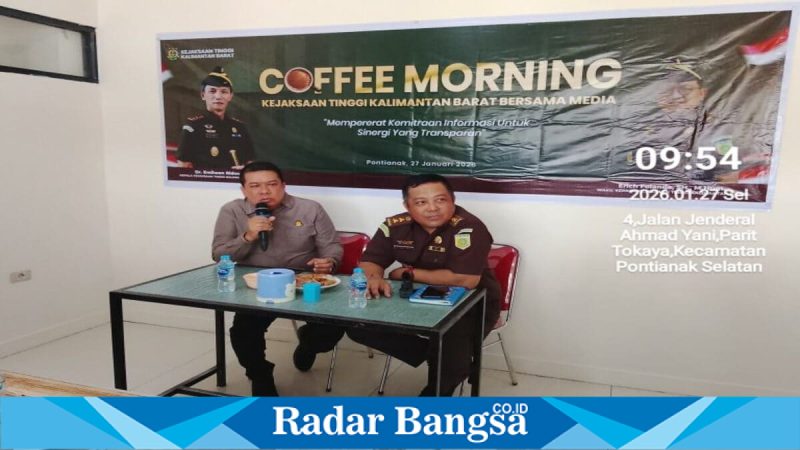 Asintel Kejati Kalbar Yadi Rachmat Sunaryadi didampingi Kasipenkum I Wayan Gedin Arianta saat coffee morning bersama insan pers di Kalbar. Senin (tanggal). (Foto Dok Ho/Ded - RadarBangsa.co.id)