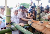 Gubernur Jawa Timur Khofifah Indar Parawansa saat distribusi vaksin PMK tahap pertama di Surabaya, Kamis (29/1/2026). (Foto Dok Ho/Nul-RadarBangsa.co.id)