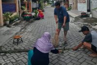 Warga Perumahan Pangeranan Asri bergotong royong membersihkan lingkungan permukiman sebagai dukungan program Bangkalan Bherse Onggu. (Foto Dok Ho/RadarBangsa.co.id)
