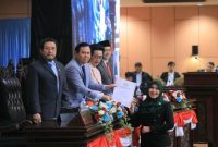 Ketua DPD RI Sultan Bachtiar Najamudin berbincang dengan Senator Jawa Timur Dr. Lia Istifhama dalam Sidang Paripurna DPD RI. (Foto Dok Ho/RadarBangsa.co.id)
