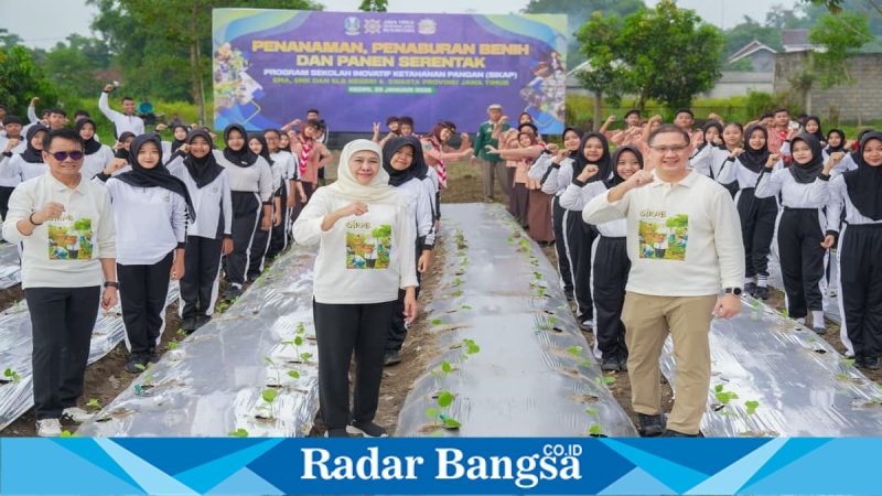 Gubernur Jawa Timur Khofifah Indar Parawansa memimpin penanaman dan panen serentak Program SIKAP di SMKN 1 Plosoklaten, Kediri, Minggu (25/1). (Foto Dok Ho/Nul-RadarBangsa.co.id)