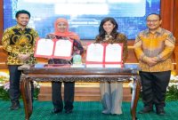 Gubernur Jawa Timur Khofifah Indar Parawansa menandatangani MoU bersama Menkomdigi RI Meutya Hafid saat peluncuran Program Talenta Digital Jatim Mendunia di Gedung Negara Grahadi, Surabaya, Jumat (30/1/2026). (Foto Dok Ho/Nul-RadarBangsa.co.id) 