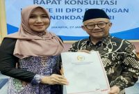Anggota DPD RI asal Jawa Timur Lia Istifhama bertemu Mendikdasmen Abdul Mu’ti usai rapat Komite III DPD RI di Kompleks Parlemen, Jakarta, Selasa (27/1/2026). (Foto Dok Ho/Nul-RadarBangsa.co.id) 