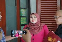 Kuasa hukum Hj Aisyah memberikan keterangan usai sidang gugatan wanprestasi di PN Surabaya