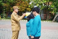 Bupati Lamongan Yuhronur Efendi memimpin apel penerimaan 713 mahasiswa Unair peserta BBK ke-7 di Lamongan. Foto Dok Ho/RadarBangsa.co.id