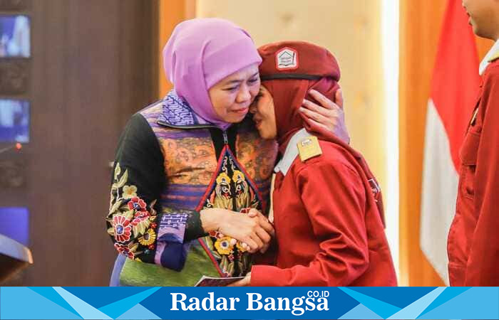 Gubernur Jawa Timur Khofifah Indar Parawansa membuka Bimtek Kepala Sekolah dan Tenaga Kependidikan Sekolah Rakyat se-Jawa Timur di Surabaya. (Foto Dok Ho/RadarBangsa.co.id)