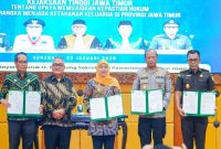 Gubernur Jawa Timur Khofifah Indar Parawansa bersama Ketua Pengadilan Tinggi Agama Surabaya usai penandatanganan MoU di Surabaya, Kamis (22/1). (Foto Dok Ho/Nul- RadarBangsa.co.id)
