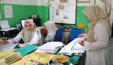 Tim Kecamatan Kedungjajang saat melaksanakan Monitoring dan Evaluasi penyelenggaraan pemerintahan Desa Wonorejo, Rabu (28/1/2026). (Foto Dok Ho/RadarBangsa.co.id)