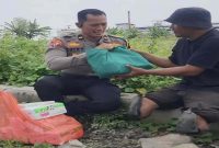 Petugas Pamapta Polres Lamongan menyerahkan bantuan sembako kepada warga difabel saat Patroli PADUKA di JLU Deket, Rabu (28/1/2026). (Foto Dok Ho/Nul-RadarBangsa.co.id)