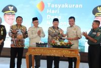 Bupati Jombang Warsubi menunjukkan simulasi pembayaran PBB-P2 2026 melalui QR Code saat peluncuran SPPT di Pendopo Kabupaten Jombang, Kamis (22/1/2026). (Foto Dok Ho/Ruroh-RadarBangsa.co.id)