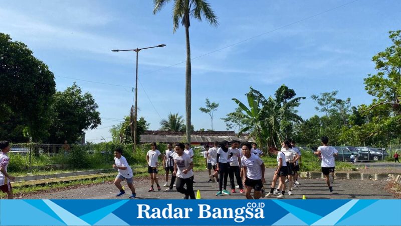 Atlet drumband mengikuti seleksi tahap kedua PDBI Jember di JSG, Sabtu (31/1/2026). (Foto Dok Ho/Herry-RadarBangsa.co.id)