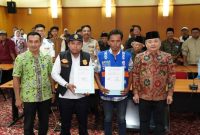 Wakil Bupati Bangkalan Moh. Fauzan Ja’far menyaksikan penandatanganan perjanjian kerja sama parkir berlangganan antara Dishub dan juru parkir, Jumat (9/1/2026). Foto Dok Ho/RadarBangsa.co.id