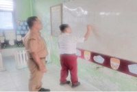 Plt Kadis Pendidikan Asahan Musa Al Bakrie melakukan monitoring KBM di SD Negeri 014685 Siumbut Baru pasca libur Nataru. (Foto Dok Ho/RadarBangsa.co.id)