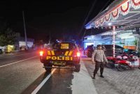 Petugas Polsek Tikung melaksanakan Patroli Blue Light di wilayah perbatasan dan jalur poros untuk menjaga kamtibmas, Jumat (2/1/2026) dini hari. (Foto Dok Ho/RadarBangsa.co.id)