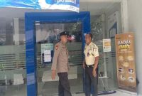 Anggota Polsek Tikung melaksanakan patroli objek vital di Bank dan SPBU Kecamatan Tikung. (Foto Dok Ho/RadarBangsa.co.id)