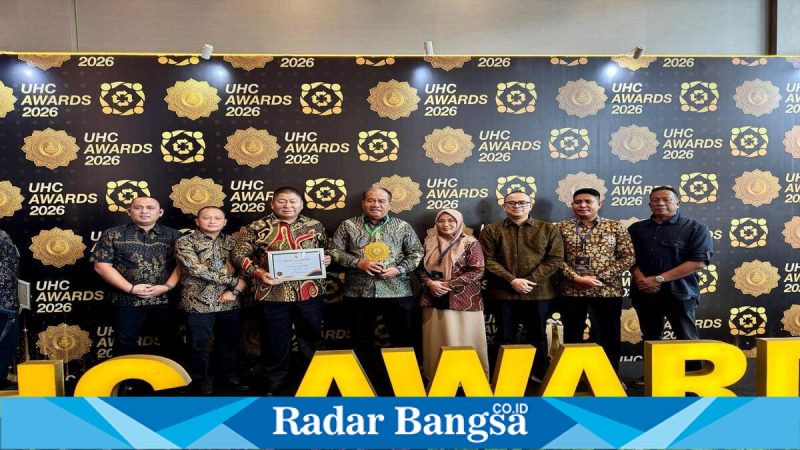 Bupati Asahan menerima Penghargaan UHC 2026 Kategori Madya di Ballroom JIEXPO Kemayoran, Jakarta, Selasa (27/1/20260 (Foto Dok Ho/RadarBangsa.co.id)