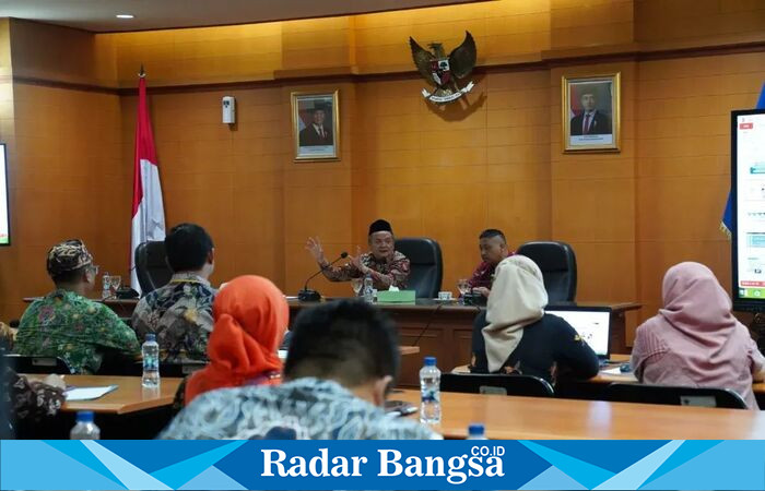 Sekda dan Wakil Bupati Bangkalan saat kegiatan evaluasi kinerja pelayanan publik di lingkungan Pemkab Bangkalan, Kamis (22/1/2026) Foto Dok Ho/Nul - RadarBangsa.co.id)