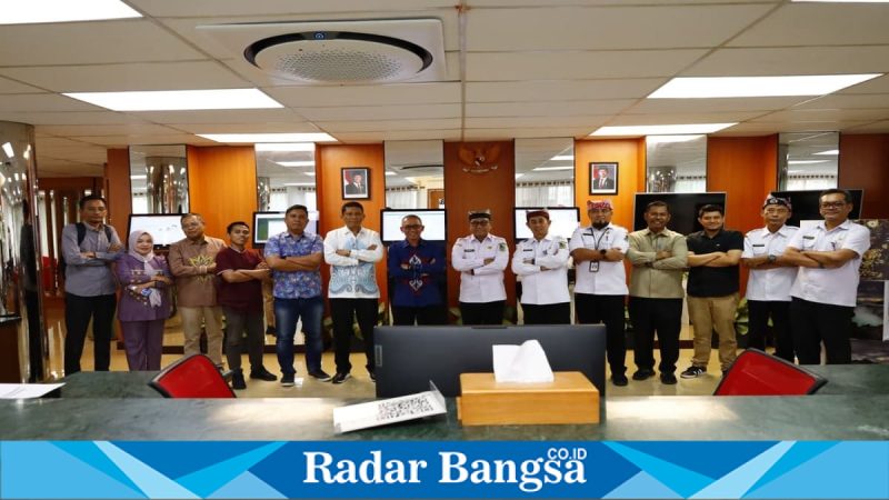 Wabup Pohuwato Iwan Sjafrudin Adam diterima Wabup Banyuwangi Mujiono saat studi tiru MPP, Rabu (28/1/2026). (Foto Dok Ho/nul-RadarBangsa.co.id)