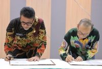 Bupati Probolinggo dr. Mohammad Haris dan Kepala Perwakilan BPKP Jatim Abul Ketua menandatangani MoU pengembangan manajemen kinerja di Sidoarjo. (Foto Dok Ho/RadarBangsa.co.id)