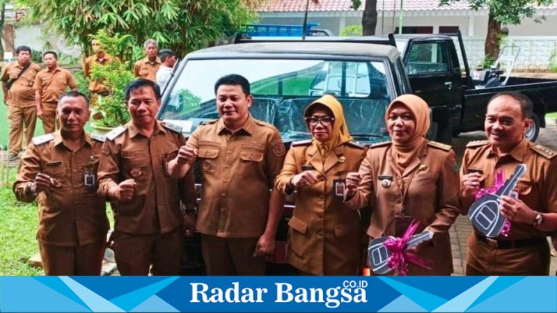 Bupati Sidoarjo Subandi menyerahkan simbolis mobil pickup dan stamper PIWK di Pendopo Delta Wibawa, Selasa (27/1/2026). (Foto Dok Ho/Nul-RadarBangsa.co.id)