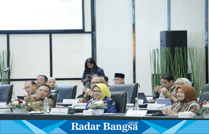 Bupati Lumajang Indah Amperawati saat Rapat Kerja Kunjungan Kerja Spesifik Komisi II DPR RI di Kantor Pusat Bank Jatim, Surabaya, Kamis (22/1/2026). (Foto Dok Ho/Nul-RadarBangsa.co.id)