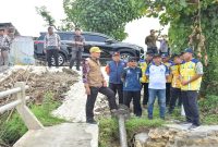Bupati Lamongan Yuhronur Efendi bersama Kepala BBWS Bengawan Solo Gatut Bayuaji meninjau penguatan tanggul Kali Plalangan, Jumat (30/1). (Foto Dok Ho/Nu-RadarBangsa.co.id)