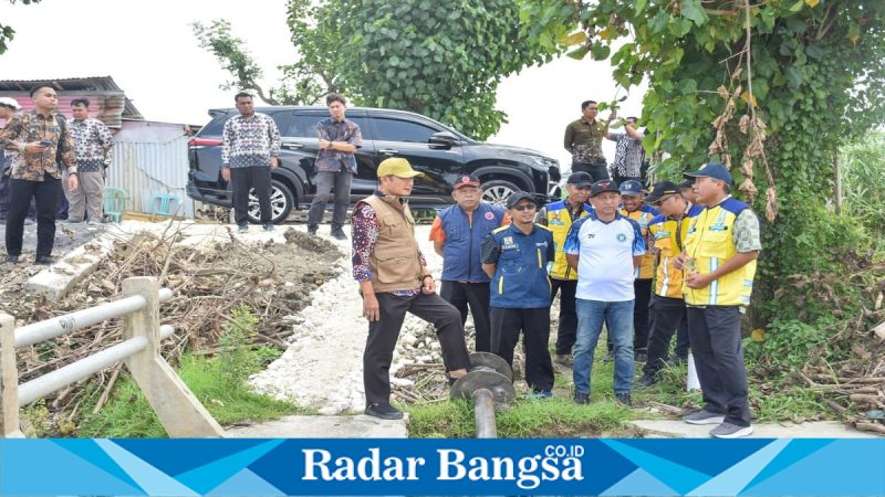 Bupati Lamongan Yuhronur Efendi bersama Kepala BBWS Bengawan Solo Gatut Bayuaji meninjau penguatan tanggul Kali Plalangan, Jumat (30/1). (Foto Dok Ho/Nu-RadarBangsa.co.id)
