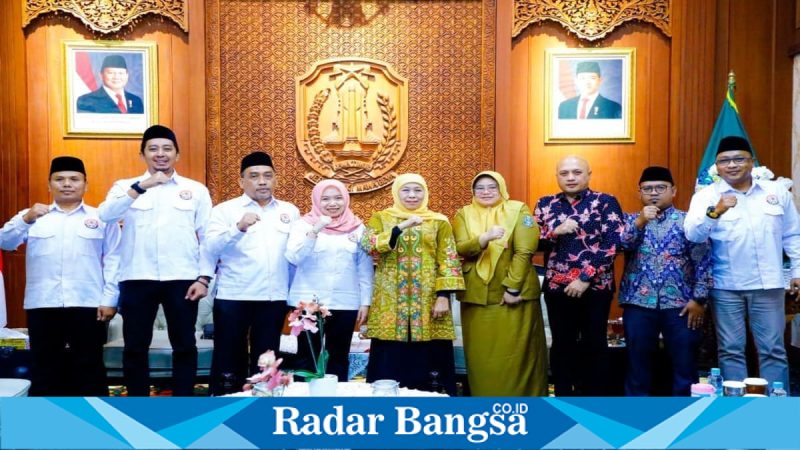 Gubernur Jawa Timur Khofifah Indar Parawansa menerima jajaran KPID Jatim di Gedung Negara Grahadi, Surabaya, Selasa (27/1). (Foto Dok Ho/Nul-RadarBangsa.co.id)
