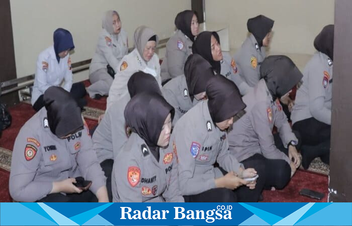 Anggota Polwan Polres Lamongan mengikuti kegiatan Bimbingan Rohani dan Mental (Binrohtal) di Masjid Al Busrah, Lamongan, Kamis (22/1/2026). (Foto Dok Ho/Nul-RadarBangsa.co.id) 