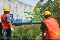 Pegawai Perumda Air Minum Giri Nawa Tirta Kabupaten Pasuruan saat membenahi sambungan pipa jaringan air bersih, Selasa (27/1/2026). (Foto Dok Ho/Nul-RadarBangsa.co.id) 