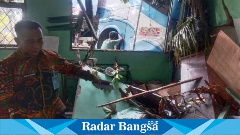 Plt Kadis Pendidikan Asahan meninjau lokasi dua ruang kelas SDN Pulau Maria yang rusak akibat bus, Rabu malam Kamis  (18/01/2026). (Foto Dok Ho/Dick-RadarBangsa.co.id)