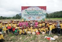 Kapolres Bengkayang AKBP Syahirul Awab menerima Piagam Rekor MURI pada Panen Raya Jagung Serentak di Kampus Shanti Buana. (Foto Dok Ho/RadarBangsa.co.id)