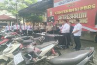 Kasatreskrim Polres Jombang AKP Dimas Robin Alexander menunjukkan barang bukti motor curian, Senin (26/1/2026). (Foto Dok Ho/Bud-RadarBangsa.co.id)