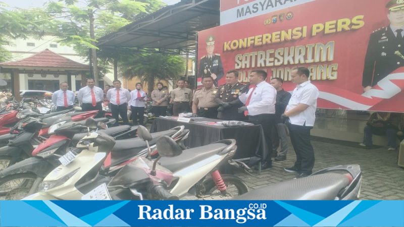 Kasatreskrim Polres Jombang AKP Dimas Robin Alexander menunjukkan barang bukti motor curian, Senin (26/1/2026). (Foto Dok Ho/Bud-RadarBangsa.co.id)