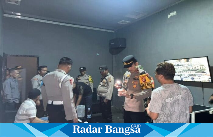 Petugas Polres Ketapang bersama unsur Forkopimcam saat patroli penertiban tempat hiburan malam di Air Upas, Kamis (22/1/2026). (Foto Dok Ho/Dedy-RadarBangsa.co.id)