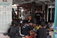 Petugas Polres Lamongan mengamankan 17 remaja beserta sejumlah sepeda motor usai kegiatan masyarakat di kawasan Waduk Gondang, Kecamatan Sugio, Lamongan, Minggu (25/1/2026). (Foto Dok Ho/Nul-RadarBangsa.co.id) 