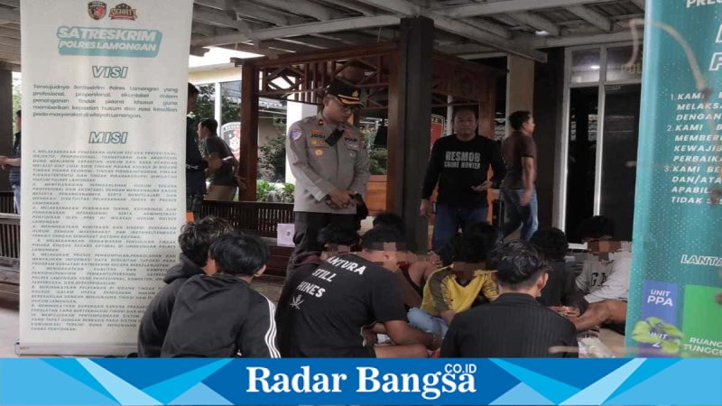 Petugas Polres Lamongan mengamankan 17 remaja beserta sejumlah sepeda motor usai kegiatan masyarakat di kawasan Waduk Gondang, Kecamatan Sugio, Lamongan, Minggu (25/1/2026). (Foto Dok Ho/Nul-RadarBangsa.co.id)