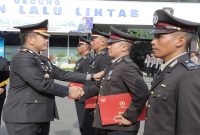 Kapolres Lamongan AKBP Arif Fazlurrahman memimpin upacara penganugerahan Satya Lencana Pengabdian, Senin (26/1/2026). (Foto Dok Ho/Nul- RadarBangsa.co.id)
