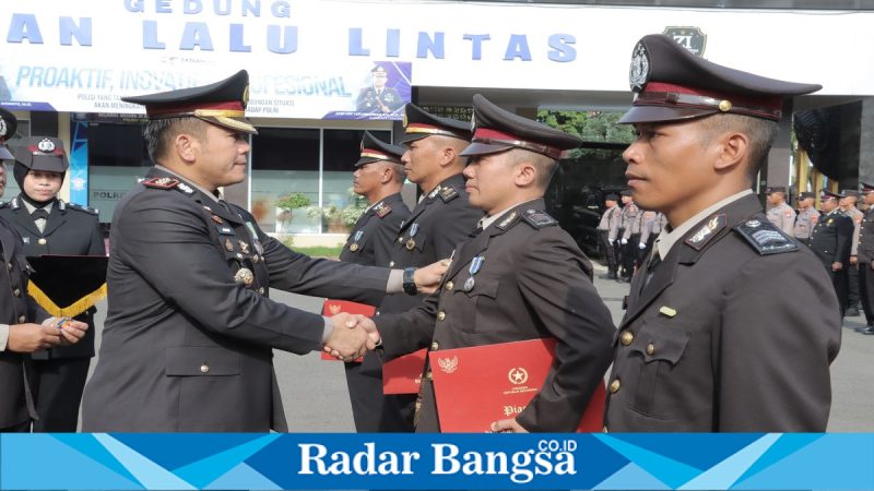 Kapolres Lamongan AKBP Arif Fazlurrahman memimpin upacara penganugerahan Satya Lencana Pengabdian, Senin (26/1/2026). (Foto Dok Ho/Nul- RadarBangsa.co.id)
