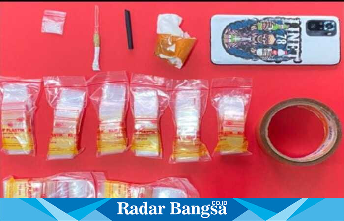 Petugas Satresnarkoba Polres Lamongan menunjukkan barang bukti sabu di Mantup, Selasa (20/01/2026). Foto Dok Ho/Nul-RadarBangsa.co.id