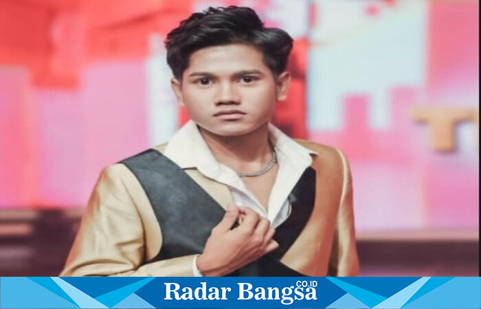 Ach. Valen Akbar menunjukkan empat piala penghargaan dari Seleb Update Awards dan Laureate Lentera 2025. (Foto Dok Ho/RadarBangsa.co.id, Kamis 2025)