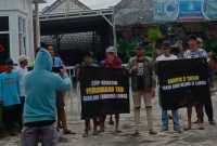 Puluhan petani mendatangi kantor developer Perumahan Tikung Kota Baru (TKB) di Kecamatan Tikung, Lamongan, menuntut pelunasan tanah. Foto Dok Ho/RadarBangsa.co.id